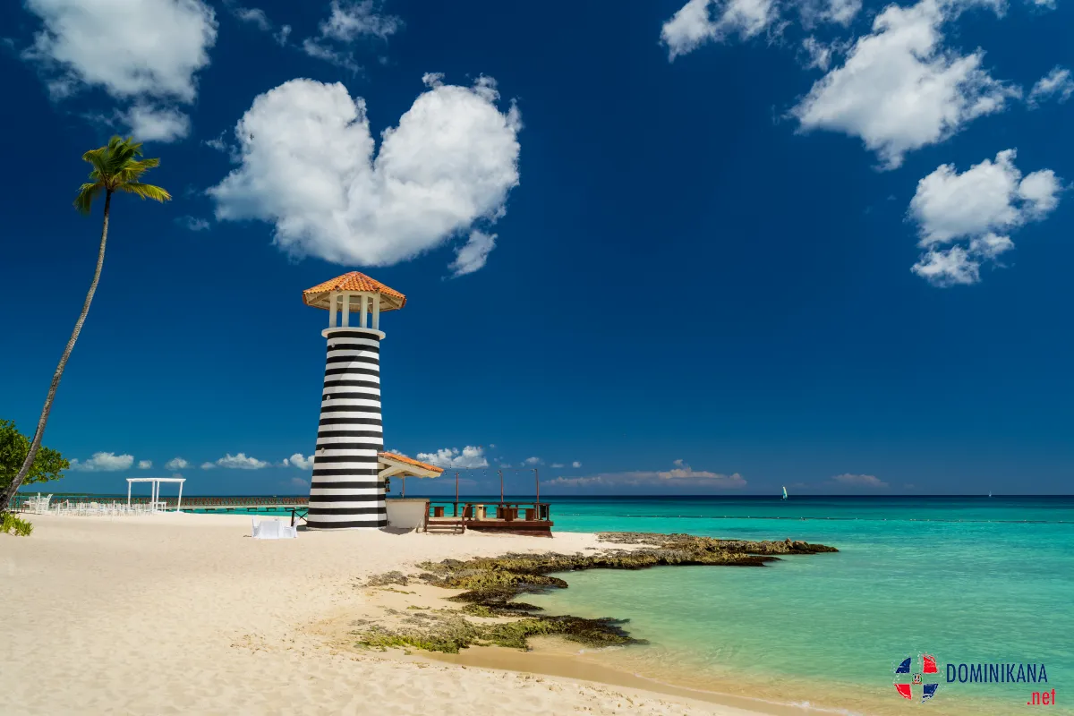 Plaża w Bayahibe z białym piaskiem i turkusową wodą, idealna dla podróżnych szukających relaksu i tropikalnych przygód.