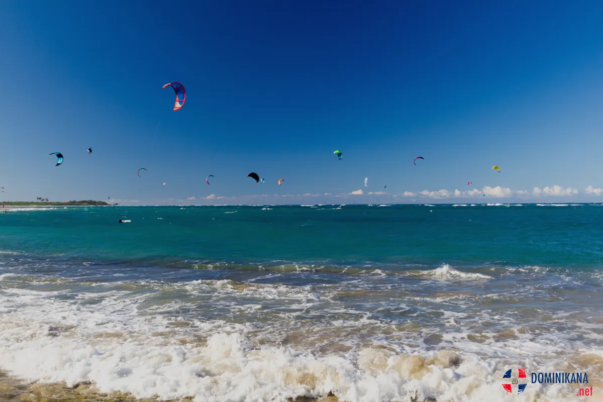 Plaża i wschodzące słońce nad Cabarete, popularnym miejscem na Dominikanie, znanym z wyśmienitych warunków do uprawiania sportów wodnych.