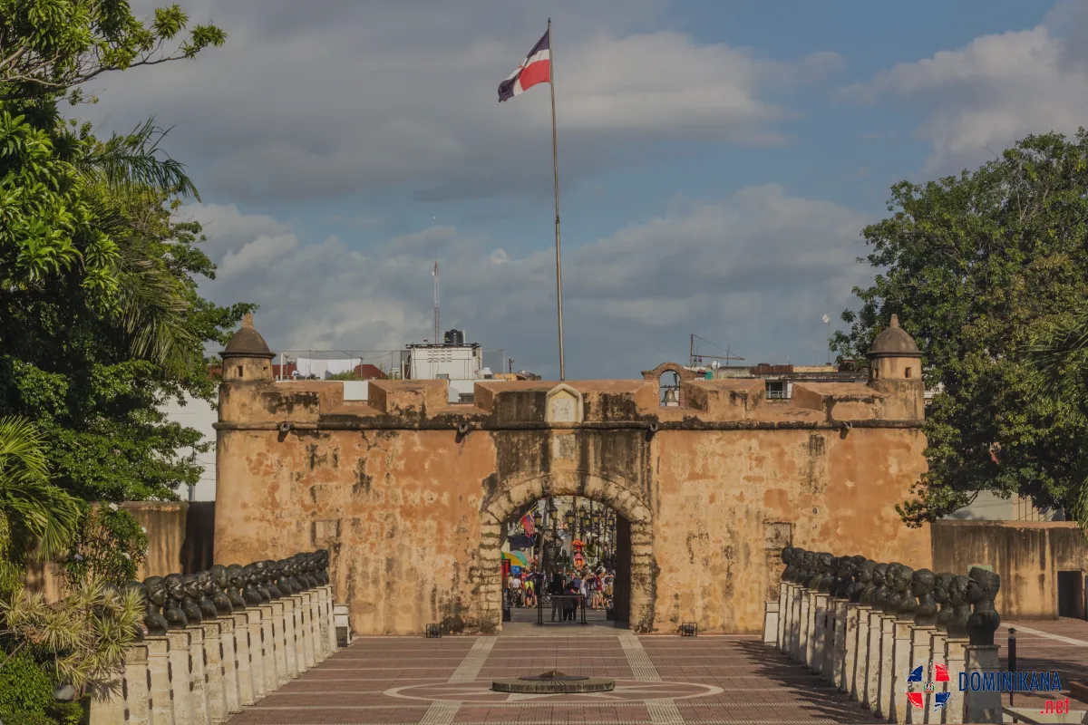 Kolonialne budynki i zabytki w Zona Colonial, Santo Domingo, tętniące życiem wieczorem.